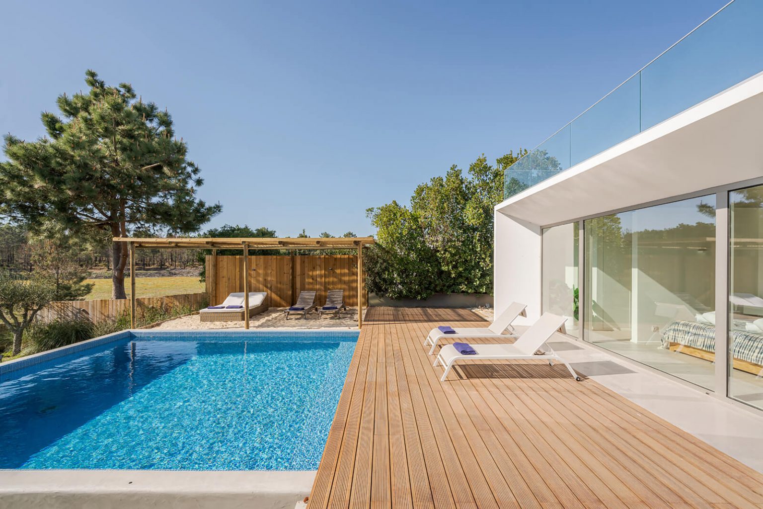 terrasse bois avec piscine décoration naturelle 