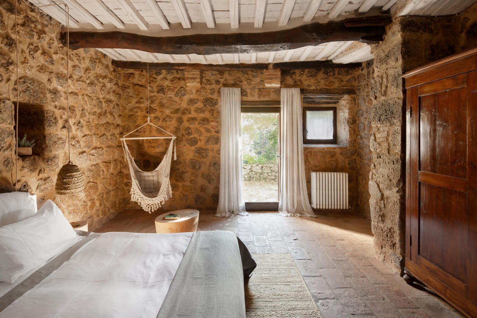 chambre avec murs en pierres maison Toscane