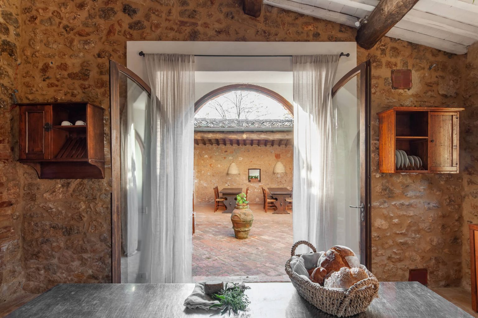 cuisine mur en pierres maison Toscane