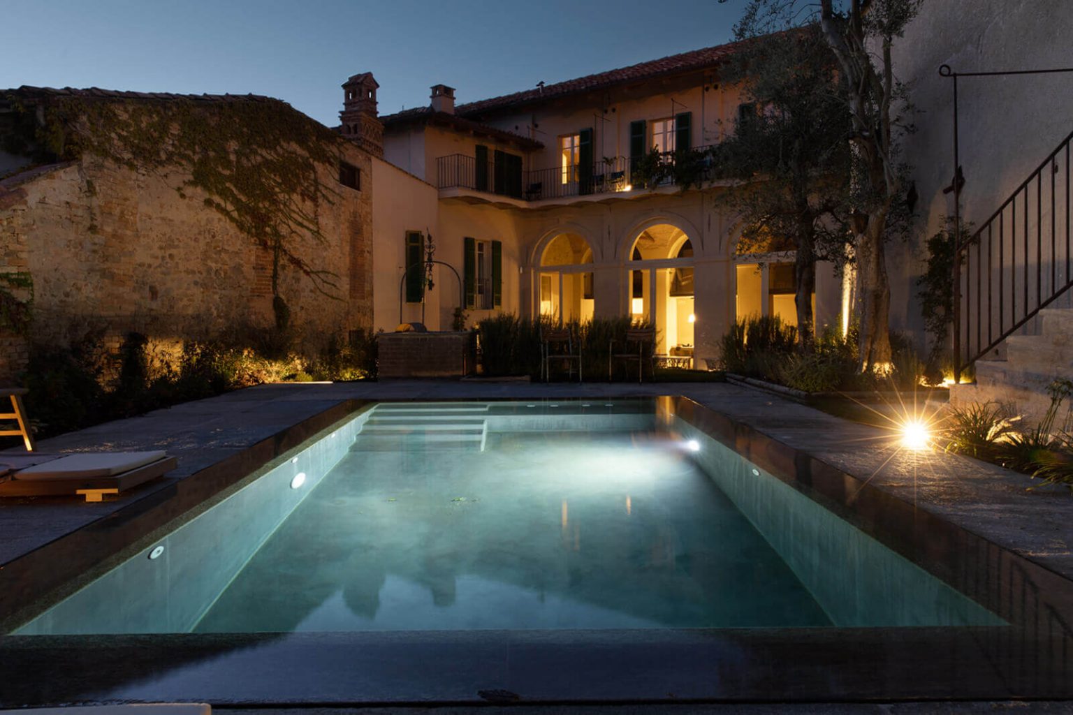 maison rénovée avec piscine vue nuit