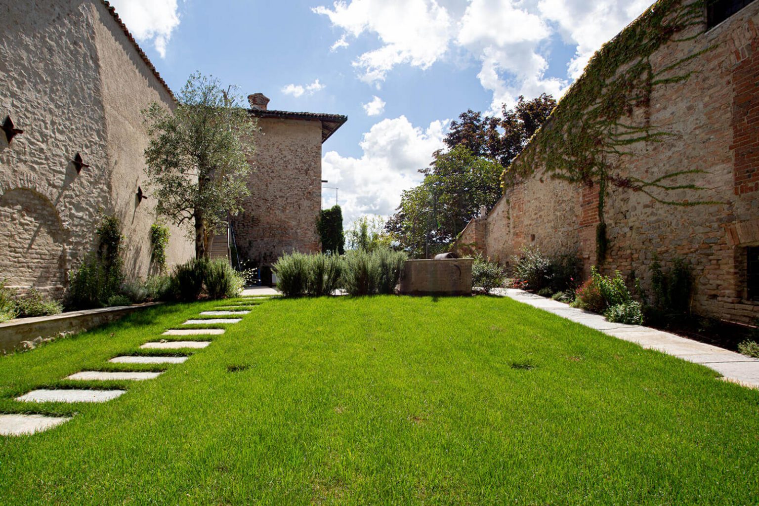 jardin avec murs de pierres maison rénovée