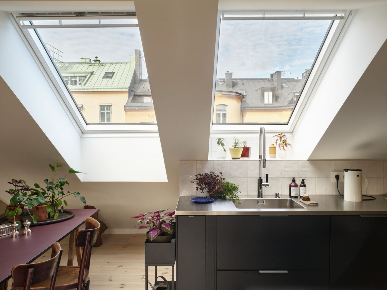 cuisine avec fenêtres de toit velux
