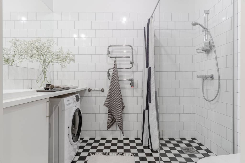 salle de bain sol damier noir et blanc