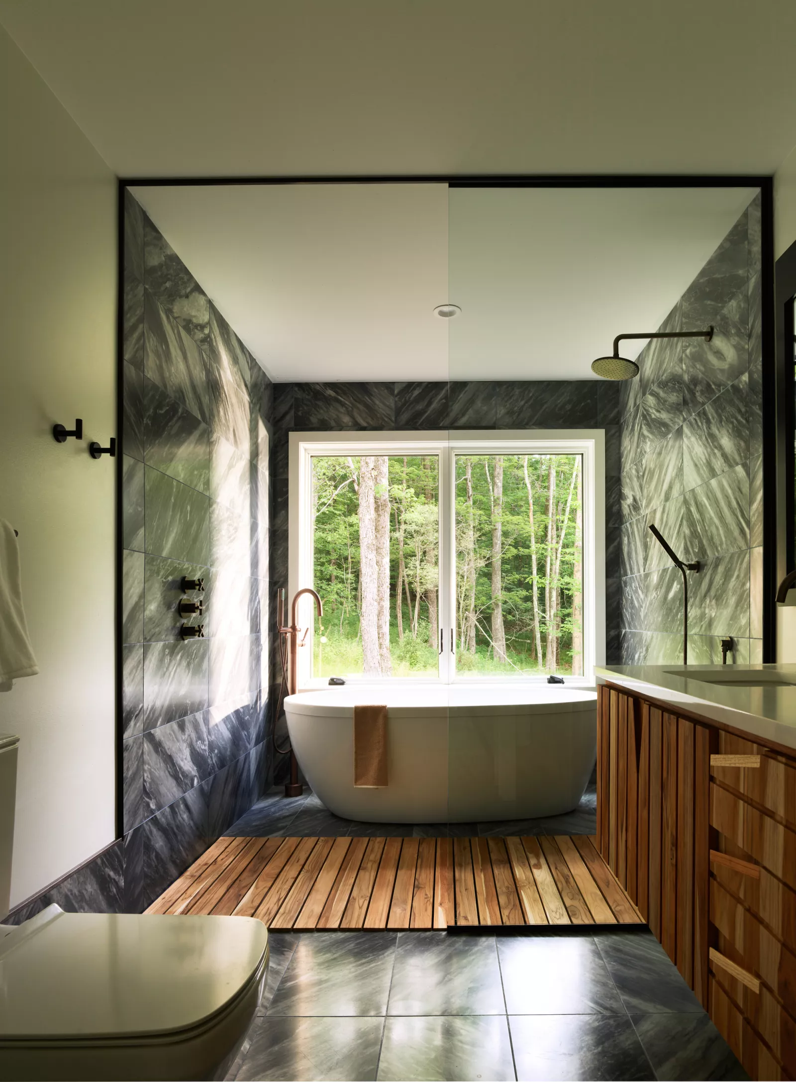 salle de bain décoration design en bois et marbre