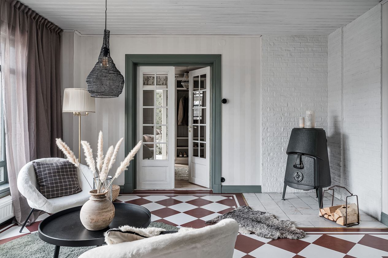 salon sol à damier rouge et blanc décoration scandinave