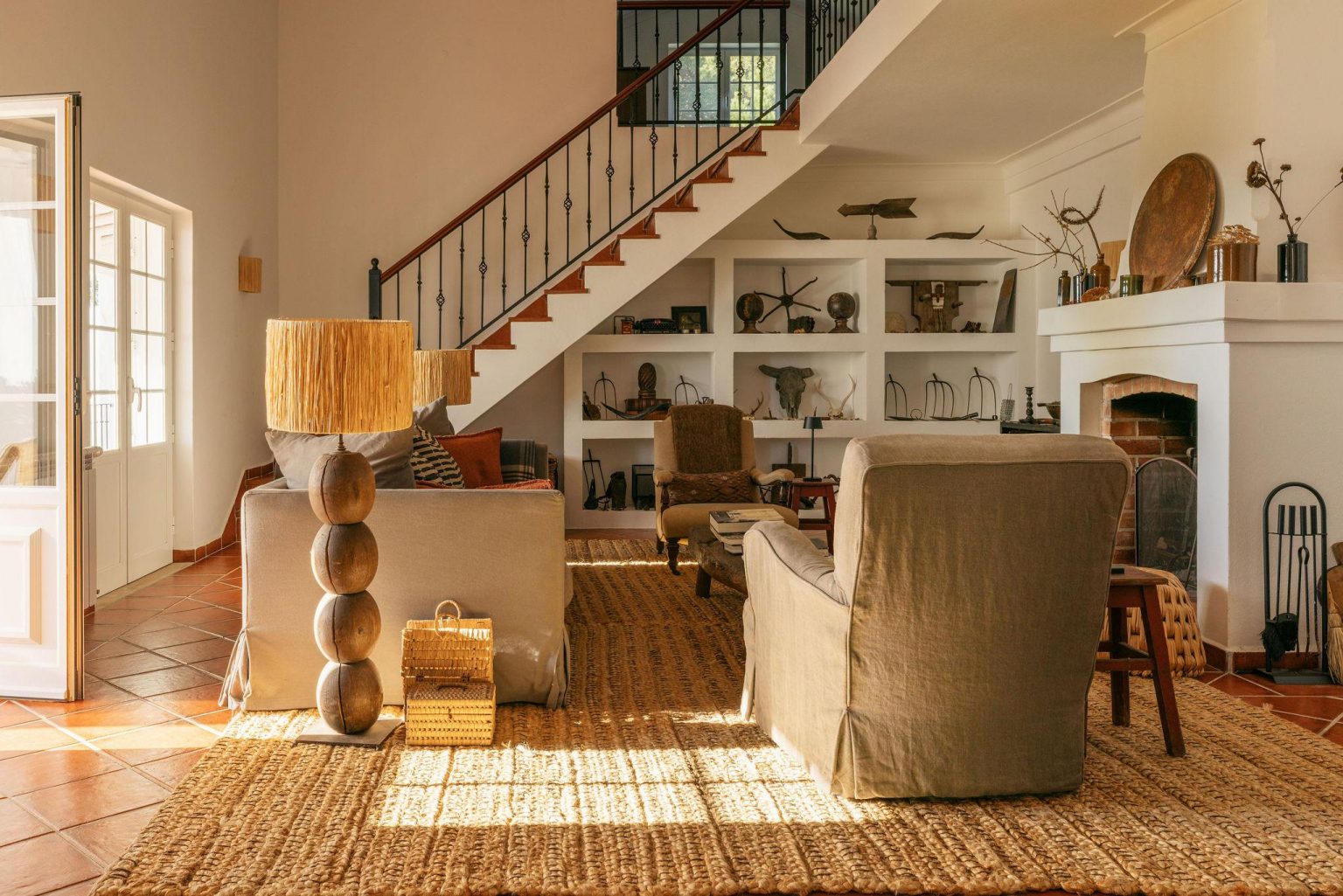 Une maison blanche ancienne au Portugal à la décoration campagne chic