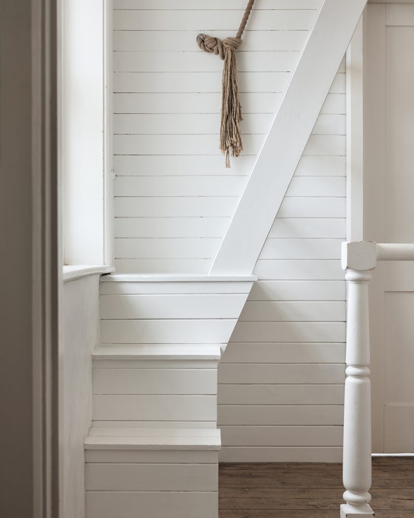 escalier bois laqué blanc