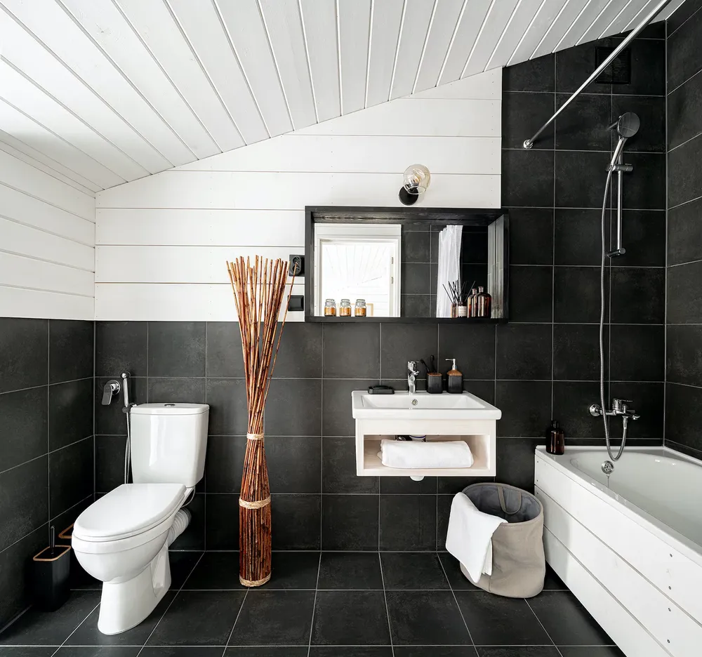 salle de bain design noire et blanche