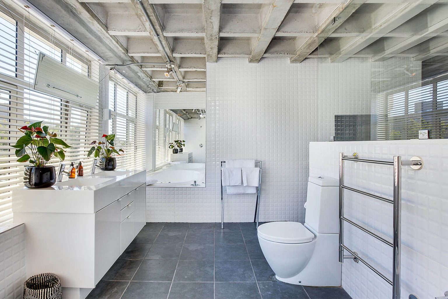 salle de bain blanche loft design