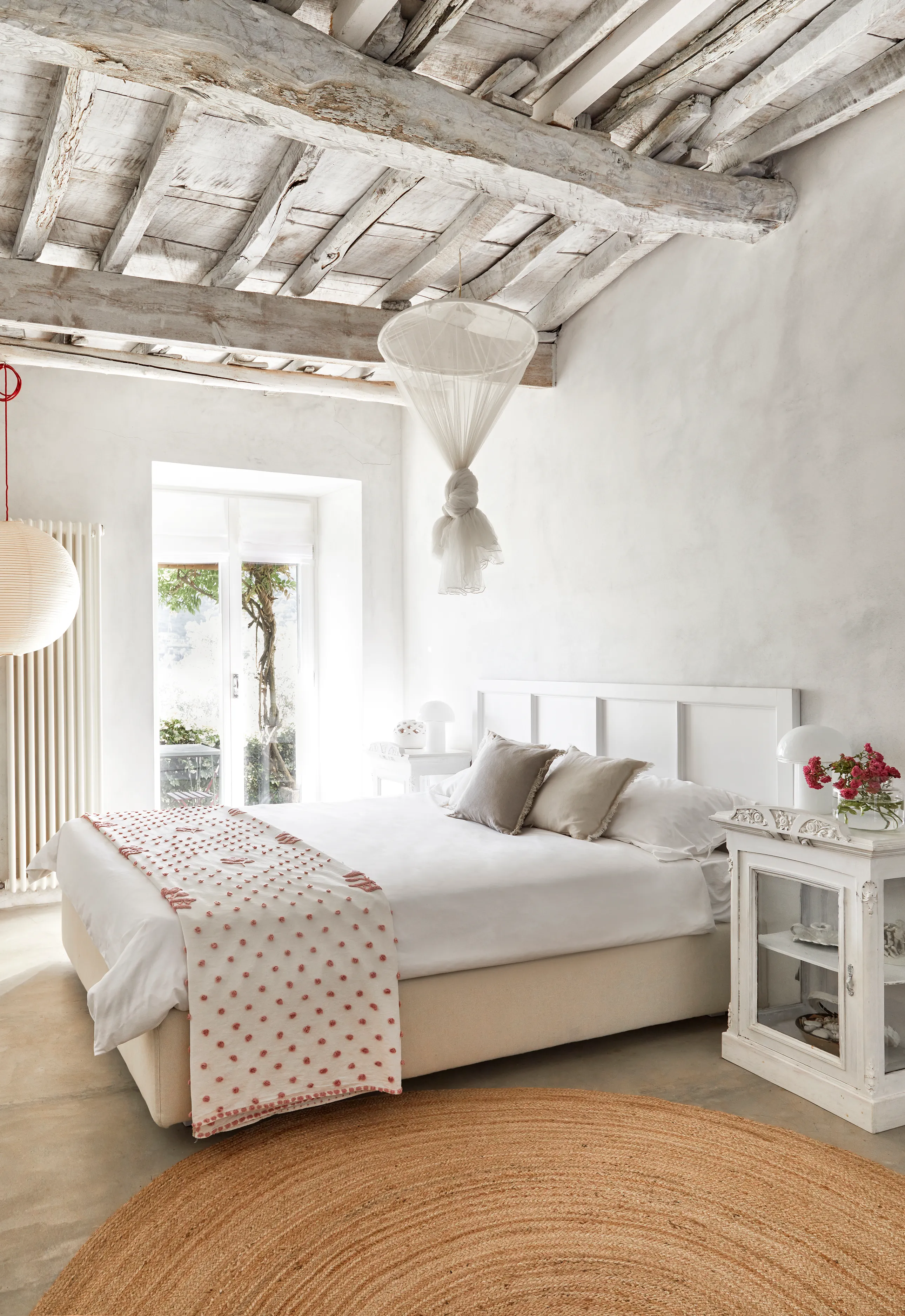 chambre avec poutres blanchies décoration méditerranéenne