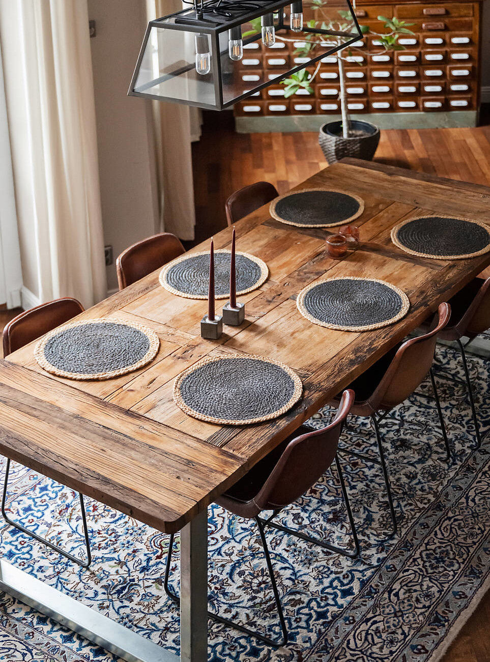 salle à manger avec table en bois