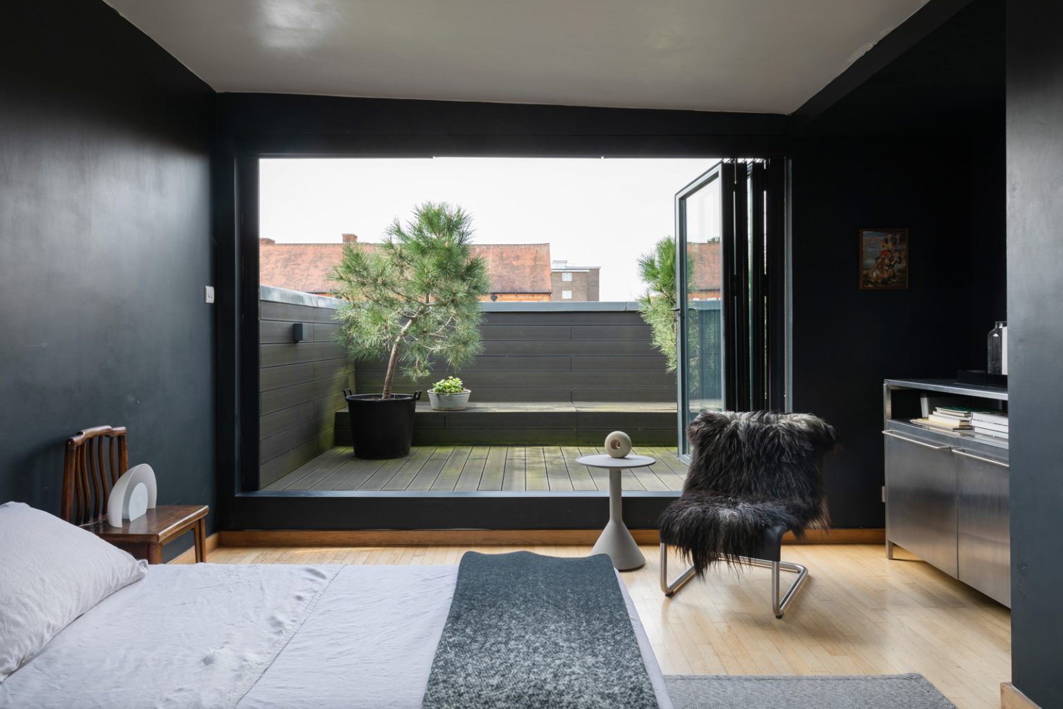 chambre murs noirs avec terrasse