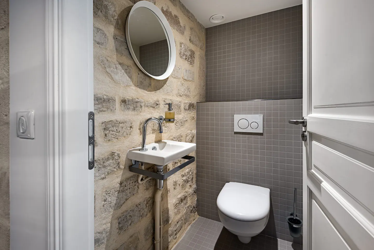 salle de bain design mur en pierre