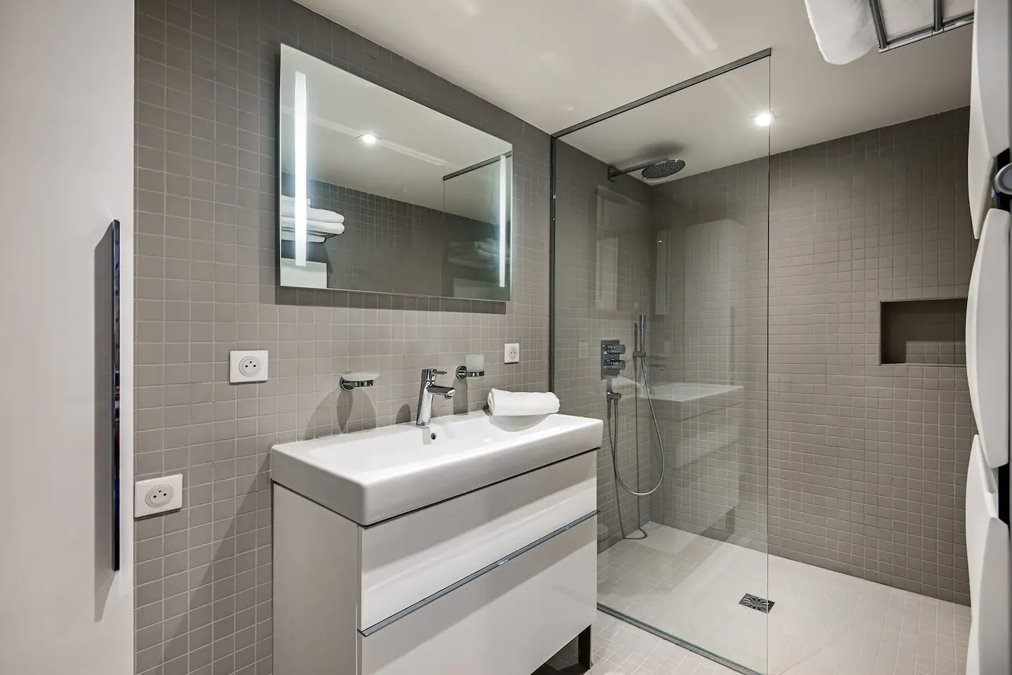 salle de bain design grise loft Paris