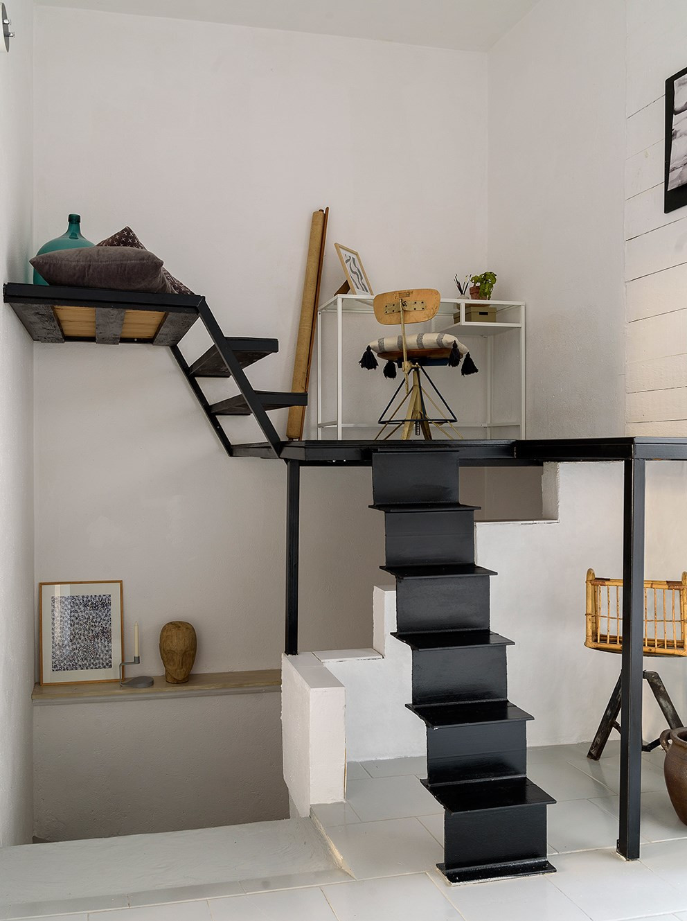 bureau avec escalier acier minimaliste