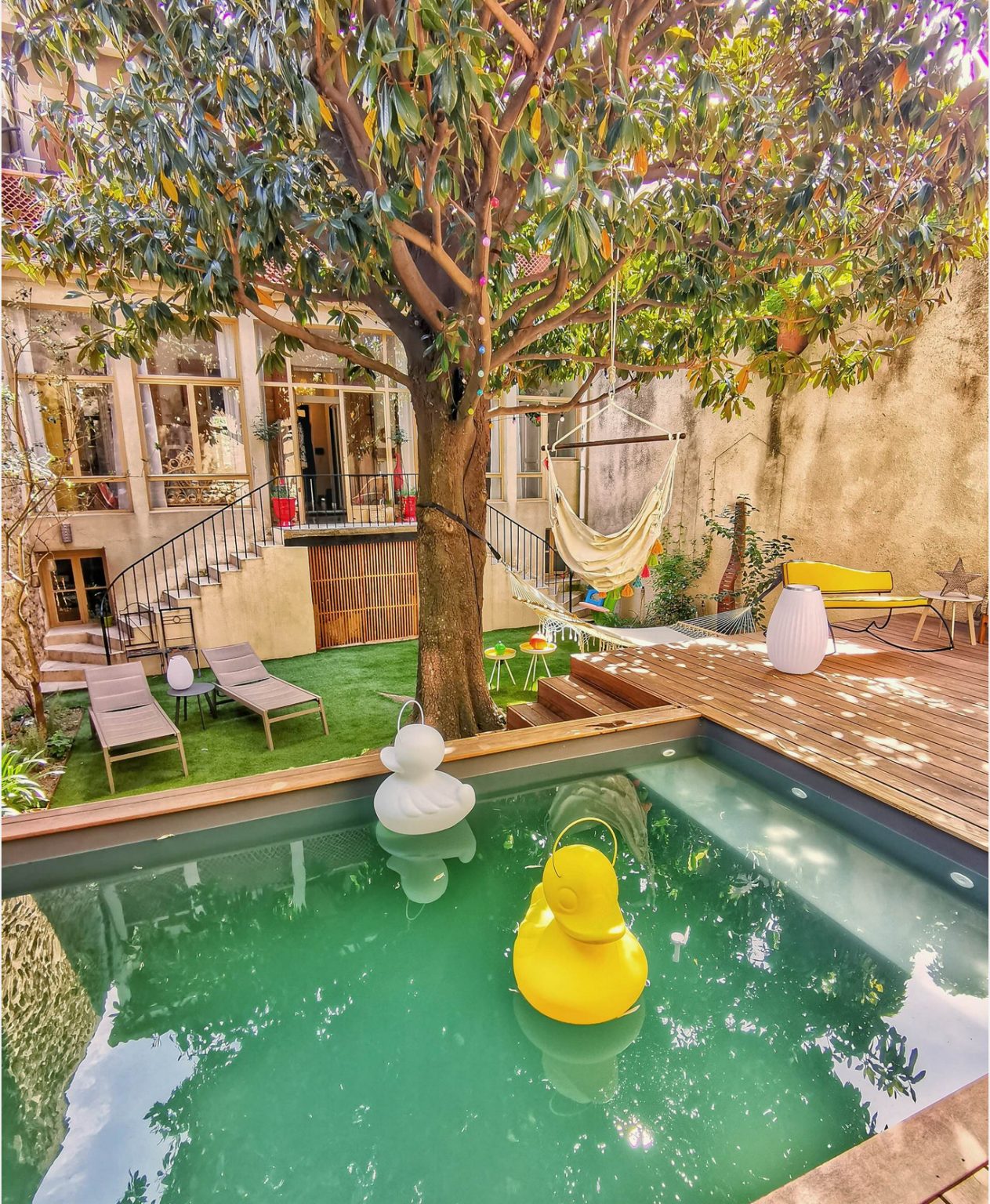 mini piscine intégrée dans terrasse bois jardin de ville