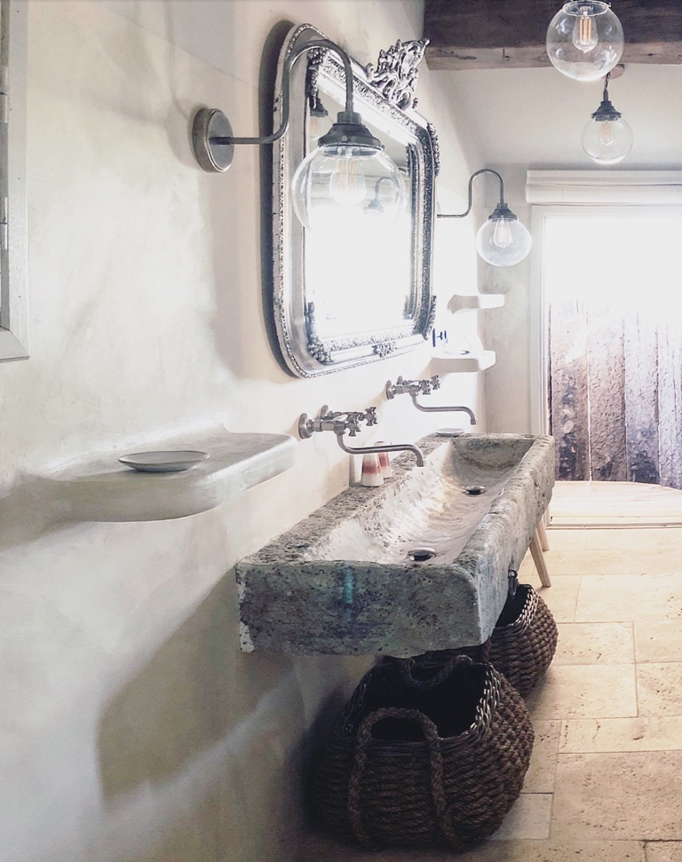 salle de bain avec vasque en pierres ancienne type abreuvoir d'étable