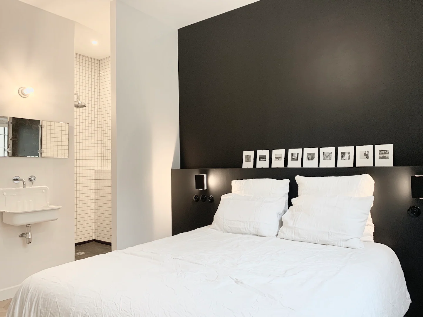 chambre design noire et blanche appartement haussmannien Paris