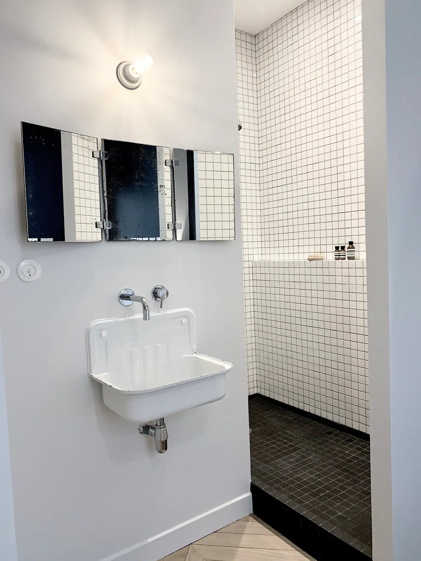 salle de bain design noire et blanche appartement haussmannien Paris