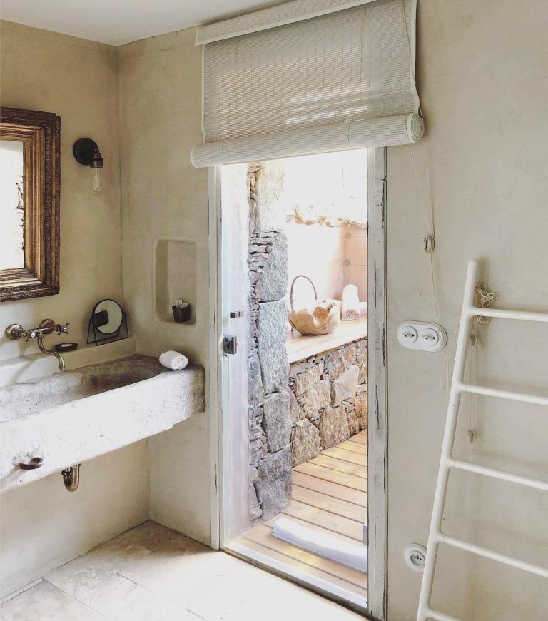 salle de bain avec vasque pierre