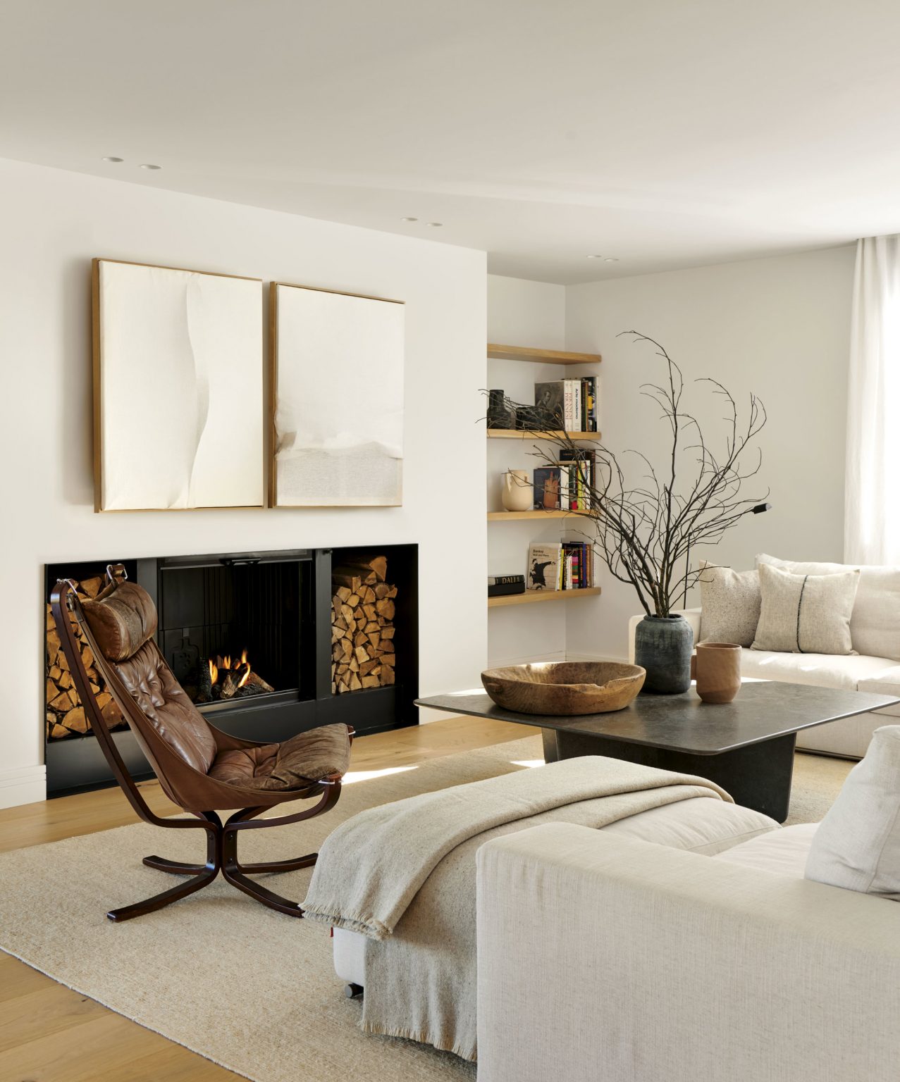 salon avec cheminée décoration design et naturelle