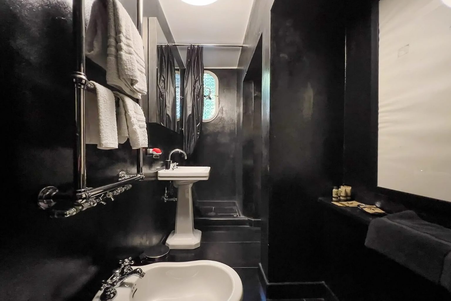 salle de bain noire vintage