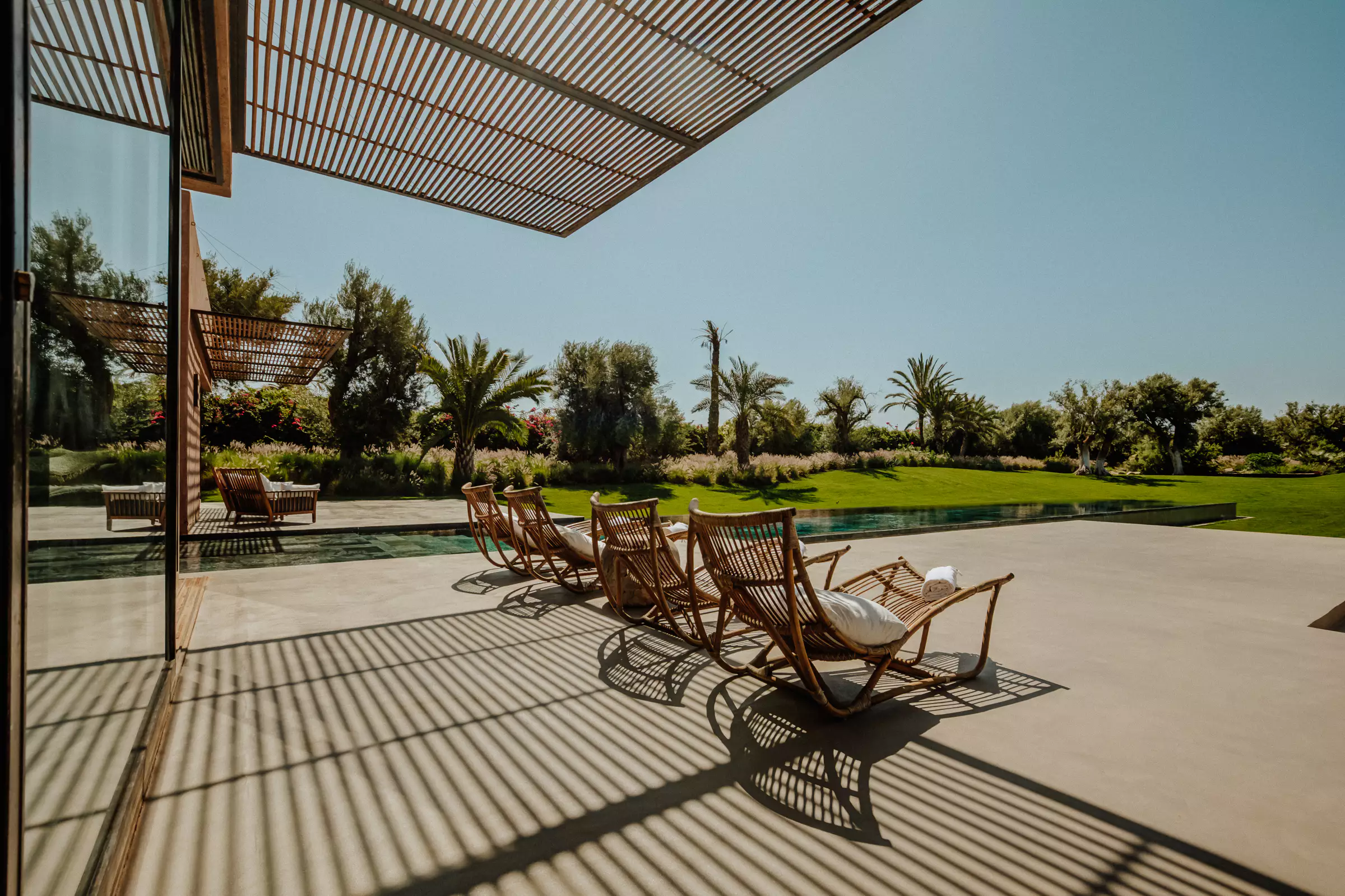 terrasse avec pergola et piscine décoration contemporaine