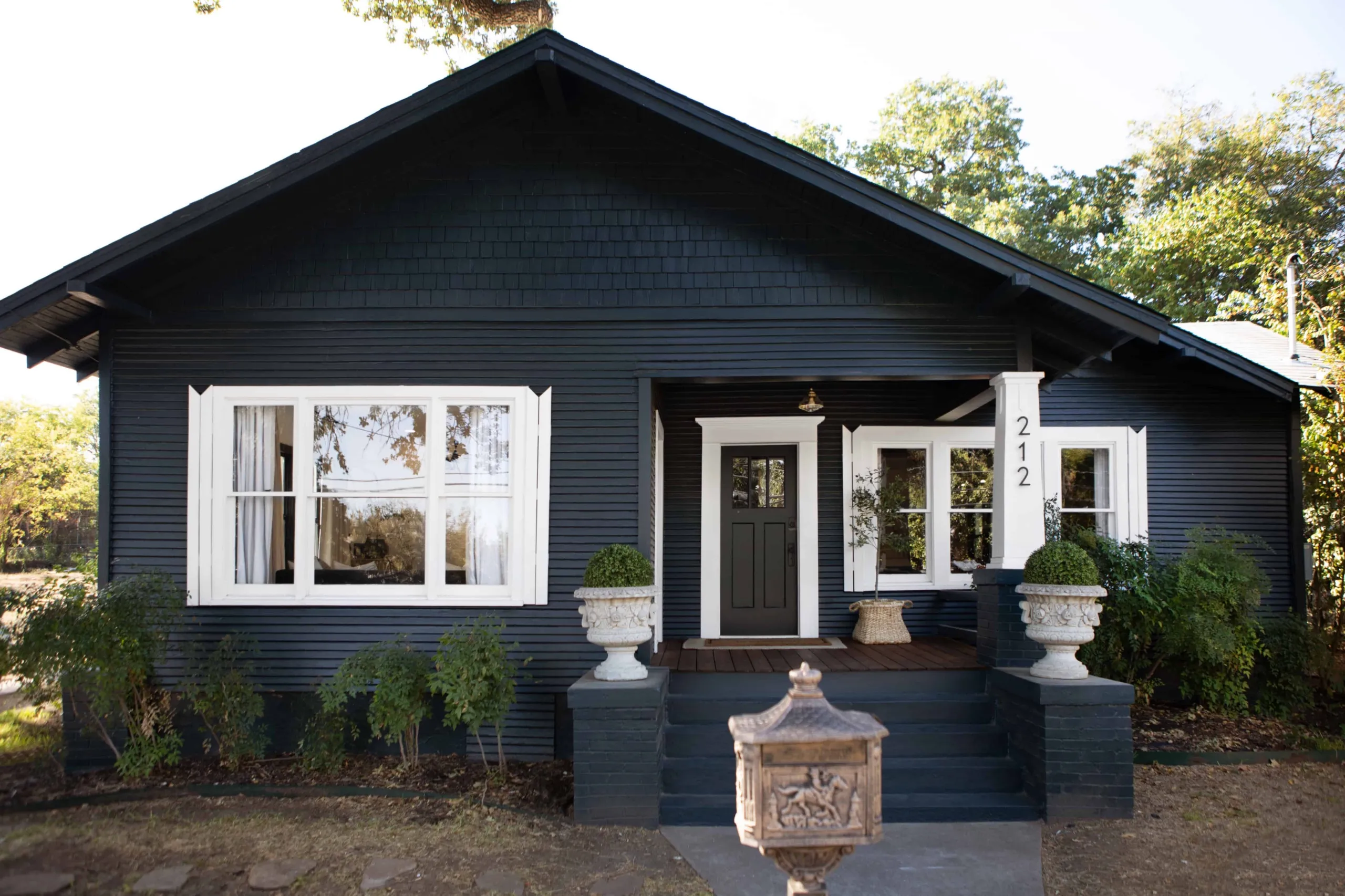maison rénovée en bois noir