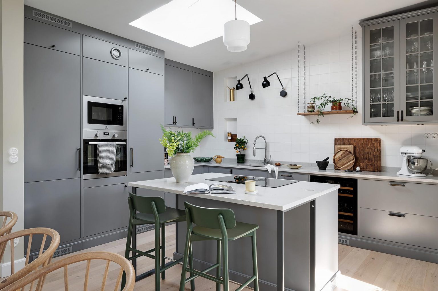 cuisine design grise avec skylight