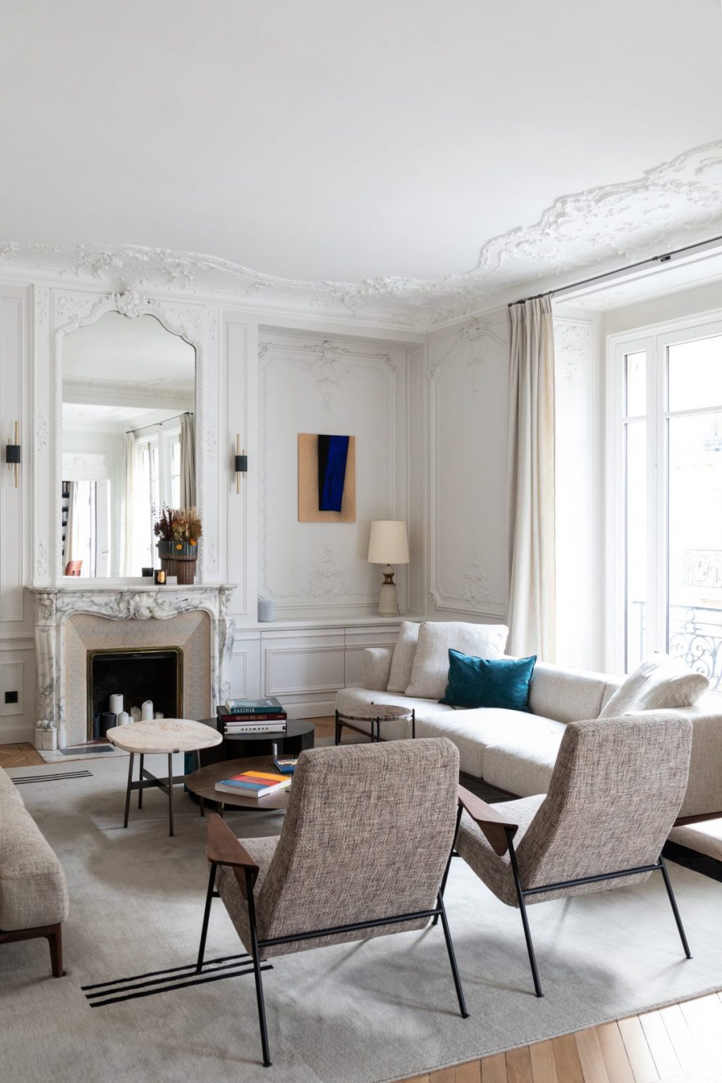 Un classique appartement haussmannien à Paris rénové par l'agence ...