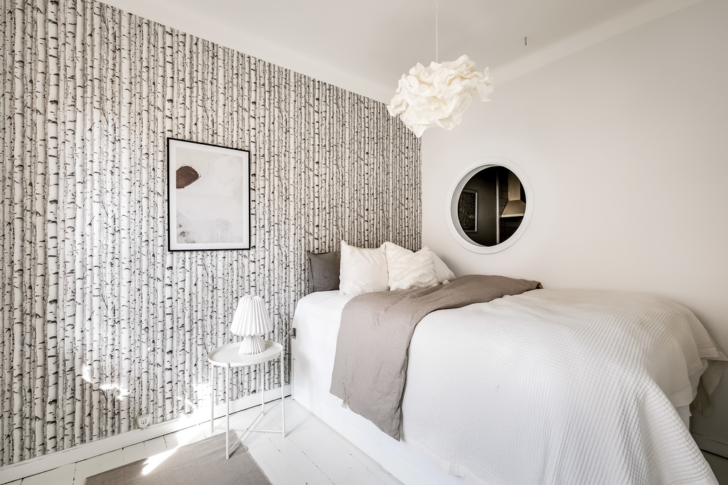 chambre décoration scandinave beige et papier-peint arbres