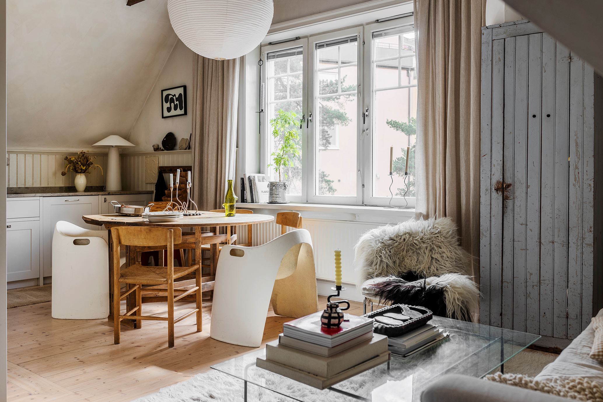 salon avec cuisine ouverte décoration scandinave