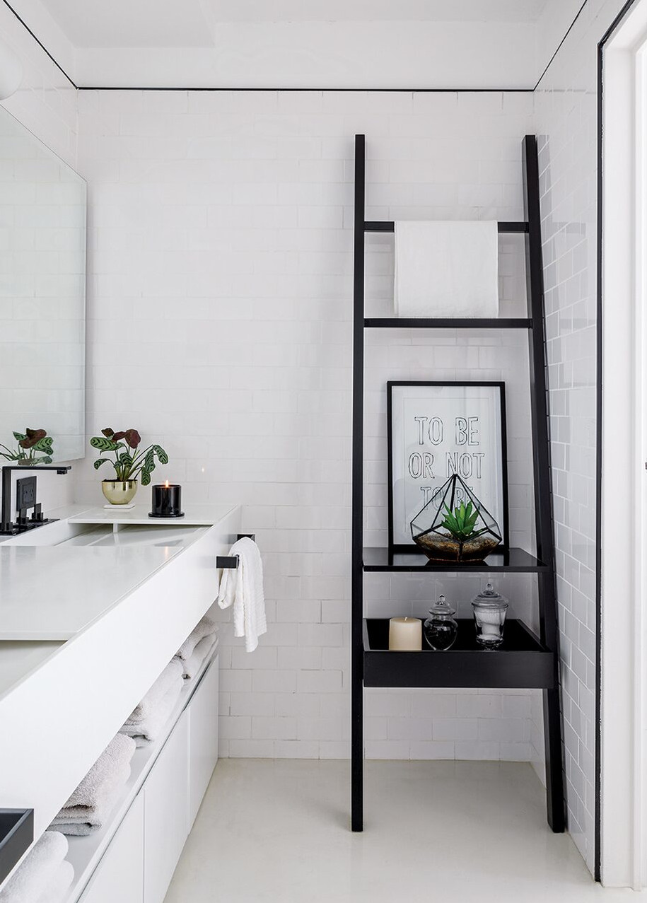 salle de bain blanche et noire décoration design