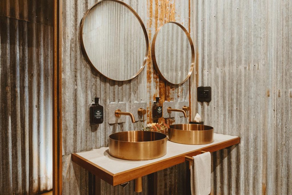 salle de bain murs tôle ondulée décoration rustique chic