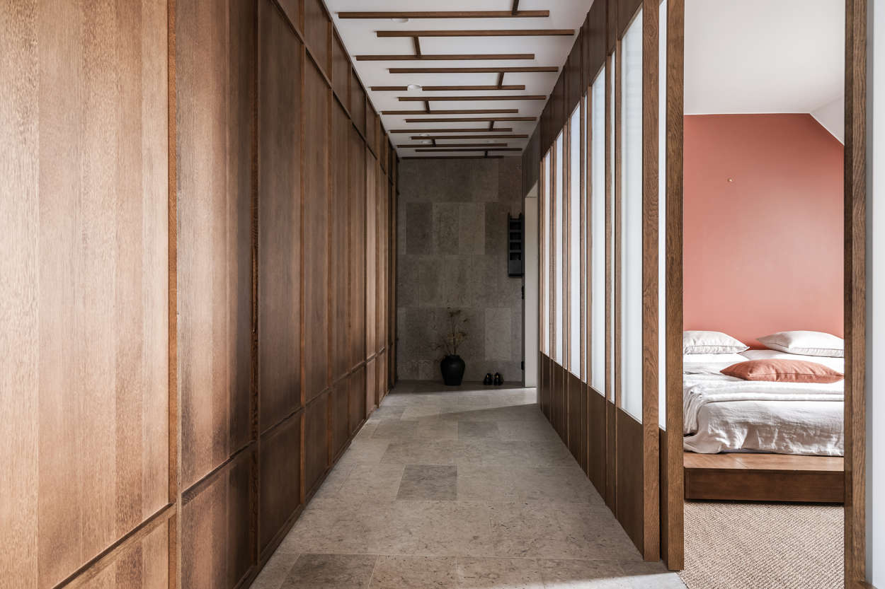 couloir avec portes vitrées décoration contemporaine inspiration japonaise