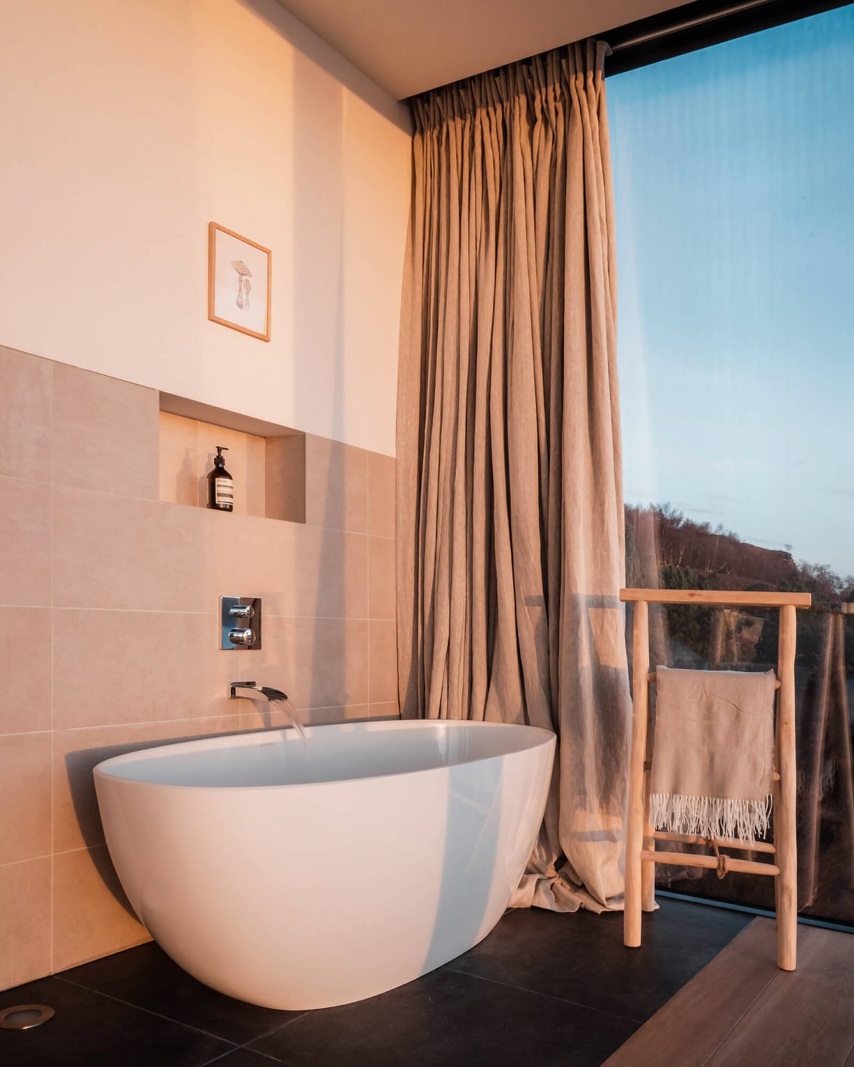 salle de bain avec baignoire design maison contemporaine