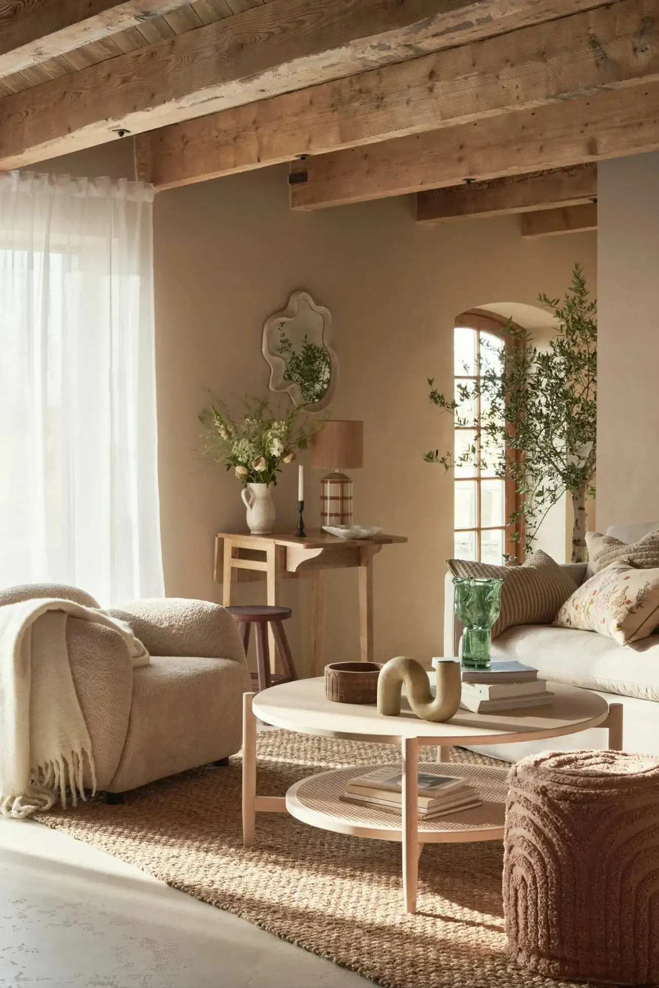 salon décoration méditerranéenne beige contemporaine