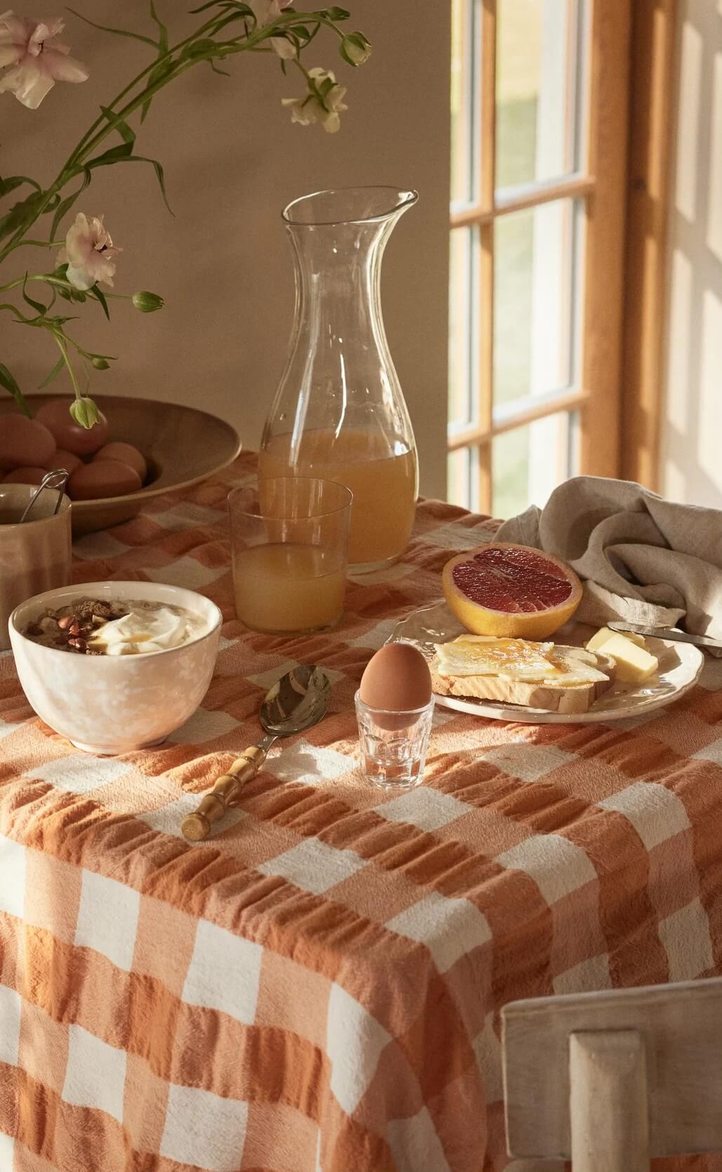 table avec petit déjeuner nappe à carreaux