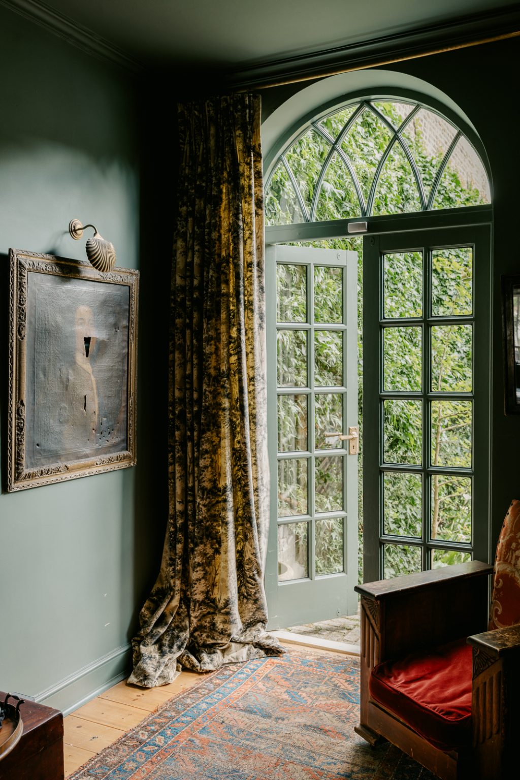 Une maison victorienne au charme vintage dans une rue tranquille