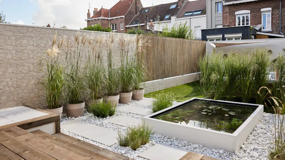 bassin dans jardin de ville avec terrasse bois Leroy Merlin