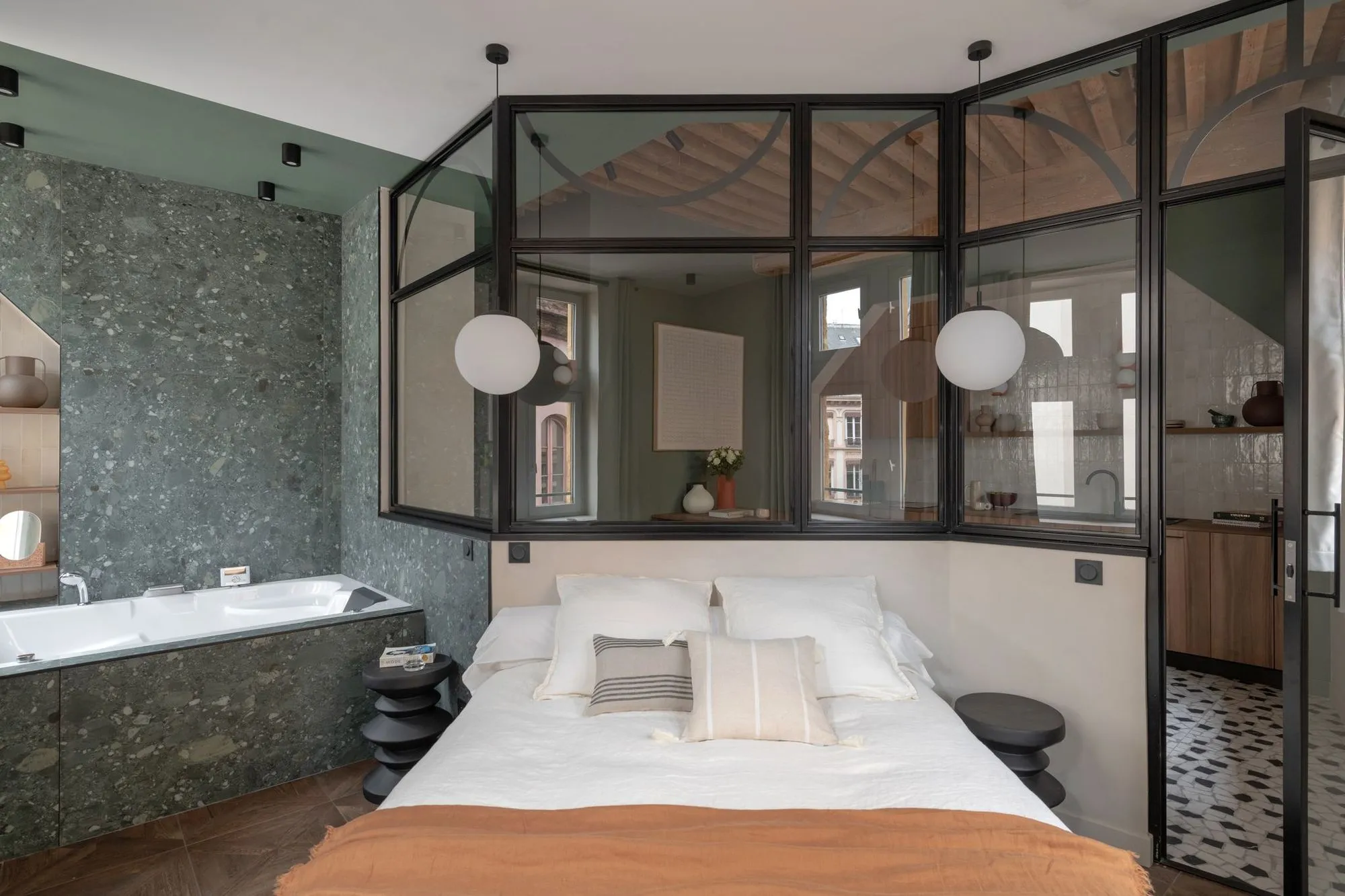 chambre avec verrière et salle de bain ouverte décoration contemporaine