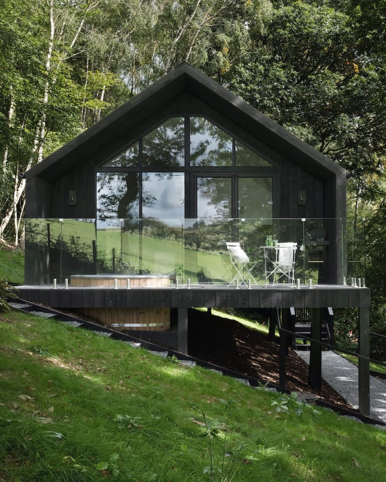 maison en bois noir avec spa