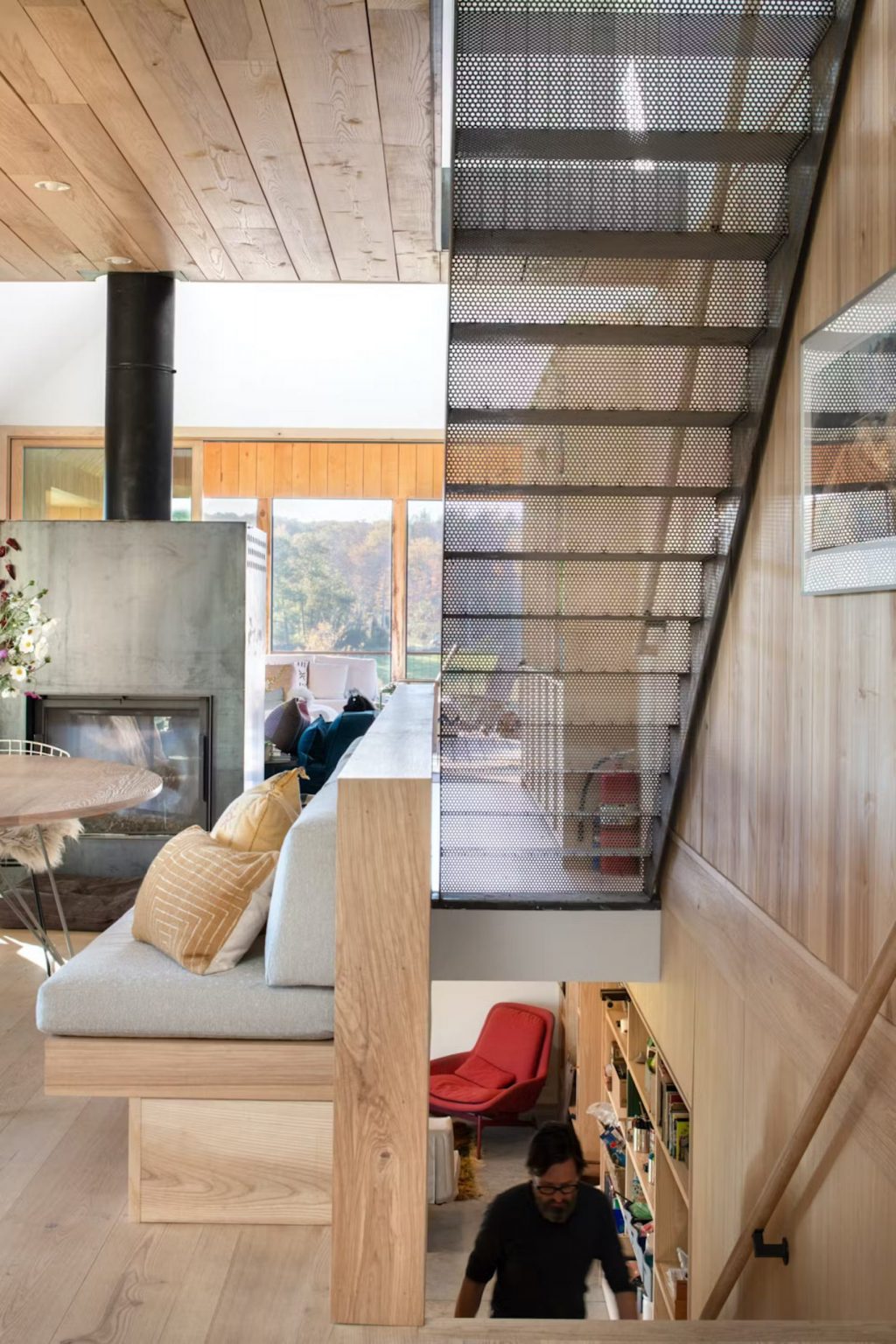 Une maison perchée sur une colline rocheuse inspirée des granges