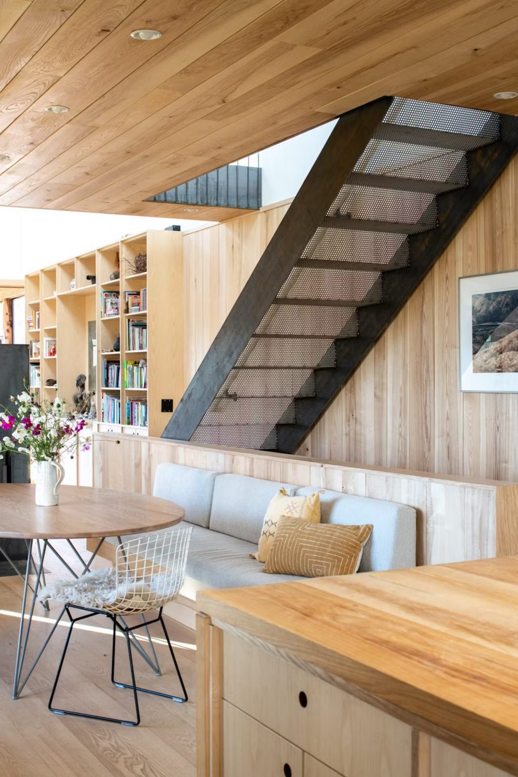 Une maison perchée sur une colline rocheuse inspirée des granges