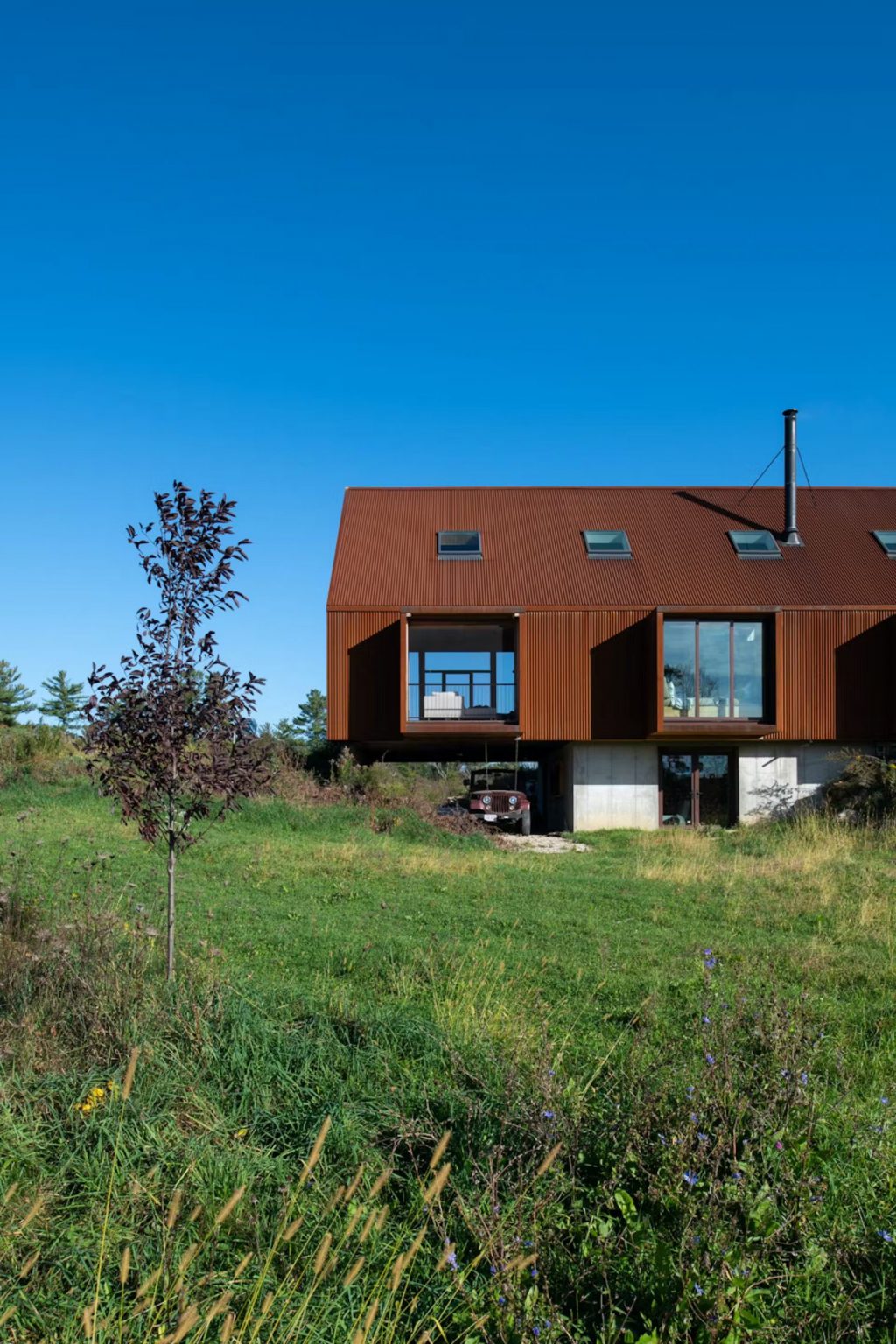 Une maison perchée sur une colline rocheuse inspirée des granges