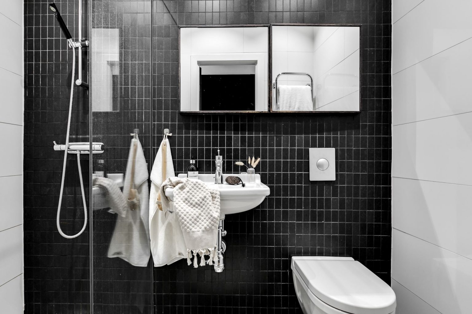 salle de bain noire et blanche