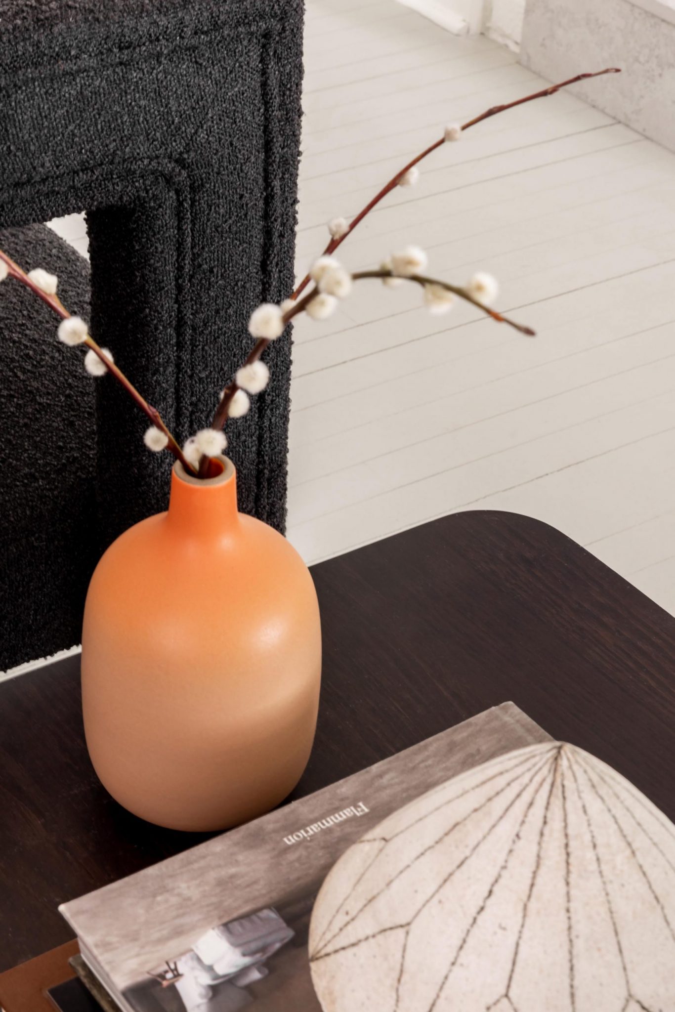 table basse avec vase orange