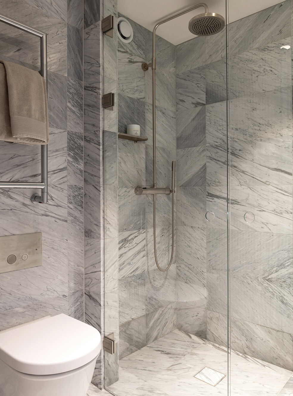 salle de bain décoration design marbre blanc et noir