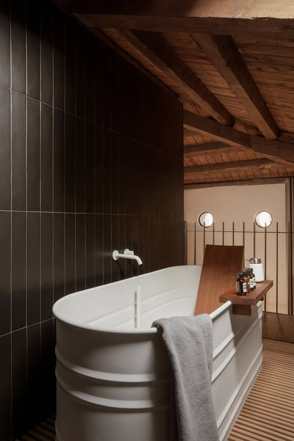 salle de bain décoration design avec poutres