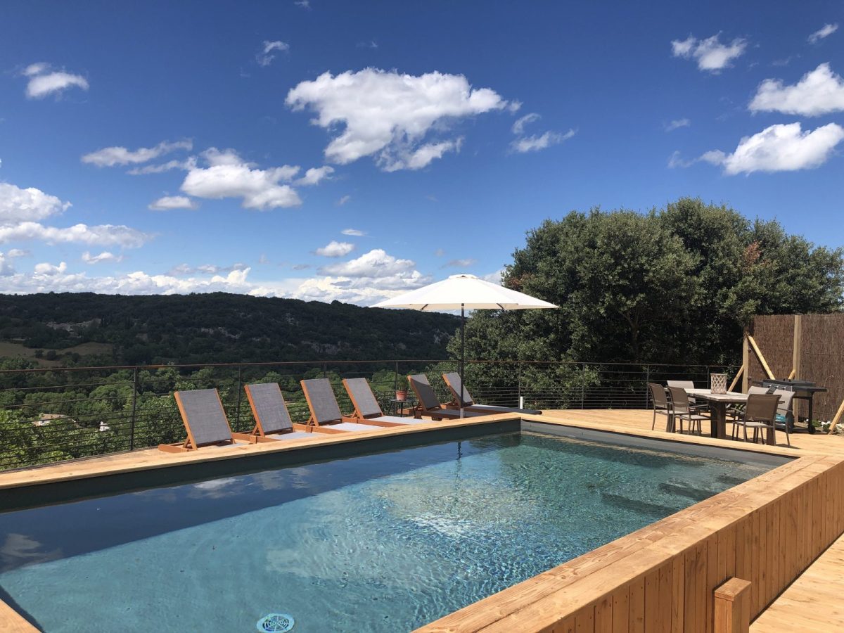 terrasse avec piscine maison en pierres Gard La Valcroze